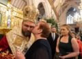 Ο επίσκοπος Κερασούντος Χριστόφορος δέχεται το φιλί της μητέρας του (φωτ.: Αρχιεπισκοπή Αυστραλίας/Μάρκελλος Πετρόπουλος)