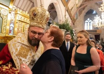 Ο επίσκοπος Κερασούντος Χριστόφορος δέχεται το φιλί της μητέρας του (φωτ.: Αρχιεπισκοπή Αυστραλίας/Μάρκελλος Πετρόπουλος)