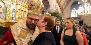 Ο επίσκοπος Κερασούντος Χριστόφορος δέχεται το φιλί της μητέρας του (φωτ.: Αρχιεπισκοπή Αυστραλίας/Μάρκελλος Πετρόπουλος)
