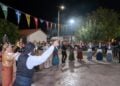 Μέλη του συλλόγου «Παναγία Σουμελά» Αργολίδας χορεύουν στην πλατεία της Νέας Τίρυνθας (φωτ.: Μορφωτικός & Πολιτιστικός Σύλλογος Ν.Τίρυνθας)