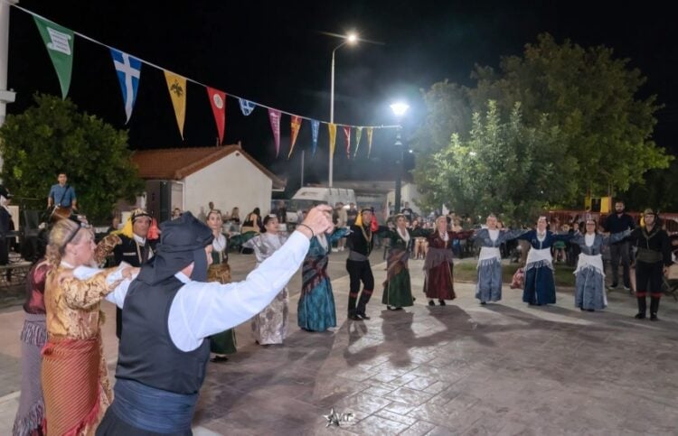 Μέλη του συλλόγου «Παναγία Σουμελά» Αργολίδας χορεύουν στην πλατεία της Νέας Τίρυνθας (φωτ.: Μορφωτικός & Πολιτιστικός Σύλλογος Ν.Τίρυνθας)