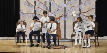 Με ποιήματα και θεατρικά, τραγούδια και χορούς οι μαθητές του Education Program του Αγίου Βασιλείου στο Χιούστον του Τέξας γιόρτασαν την 28η Οκτωβρίου 1940 (φωτ.: Εθνικός Κήρυξ/Ηλίας Νεοφυτίδης)