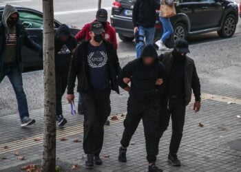 Οι δύο κατηγορούμενοι κατά τη μεταφορά τους στην Εισαγγελία Εφετών Θεσσαλονίκης για να ξεκινήσουν οι διαδικασίες έκδοσής τους στην Κύπρο. (φωτ.: Νάσος Σιμόπουλος/EUROKINISSI)