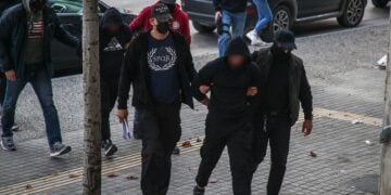 Οι δύο κατηγορούμενοι κατά τη μεταφορά τους στην Εισαγγελία Εφετών Θεσσαλονίκης για να ξεκινήσουν οι διαδικασίες έκδοσής τους στην Κύπρο. (φωτ.: Νάσος Σιμόπουλος/EUROKINISSI)