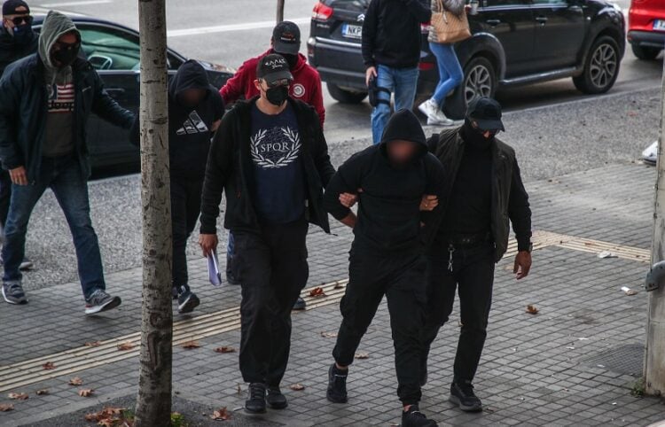 Οι δύο κατηγορούμενοι κατά τη μεταφορά τους στην Εισαγγελία Εφετών Θεσσαλονίκης για να ξεκινήσουν οι διαδικασίες έκδοσής τους στην Κύπρο. (φωτ.: Νάσος Σιμόπουλος/EUROKINISSI)