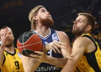 Ο παίκτης της ΑΕΚ  Λούκας Λεκαβίτσιους (Α) μάχεται για την μπάλα με τον παίκτη της Καρδίτσας Νόα Χόρχλερ (2Α), κατά τη διάρκεια του αγώνα μπάσκετ ΑΕΚ - Καρδίτσα για την 3η αγωνιστική του πρωταθλήματος της Greek Basketball League, στο γήπεδο Sunel Arena στα Άνω Λιόσια (φωτ.: ΑΠΕ-ΜΠΕ/Παναγιώτης Μοσχανδρέου)