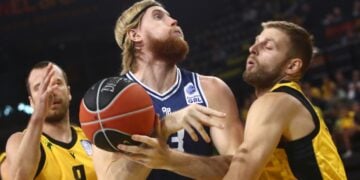 Ο παίκτης της ΑΕΚ  Λούκας Λεκαβίτσιους (Α) μάχεται για την μπάλα με τον παίκτη της Καρδίτσας Νόα Χόρχλερ (2Α), κατά τη διάρκεια του αγώνα μπάσκετ ΑΕΚ - Καρδίτσα για την 3η αγωνιστική του πρωταθλήματος της Greek Basketball League, στο γήπεδο Sunel Arena στα Άνω Λιόσια (φωτ.: ΑΠΕ-ΜΠΕ/Παναγιώτης Μοσχανδρέου)