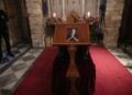 Άρχισε το λαϊκό προσκύνημα στο παρεκκλήσι της Μητρόπολης Αθηνών για τον Διονύση Σαββόπουλο (φωτ.: Γιάννης Παναγόπουλος / EUROKINISSI)