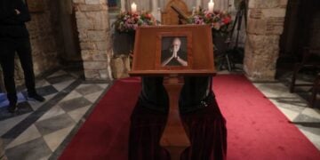 Άρχισε το λαϊκό προσκύνημα στο παρεκκλήσι της Μητρόπολης Αθηνών για τον Διονύση Σαββόπουλο (φωτ.: Γιάννης Παναγόπουλος / EUROKINISSI)