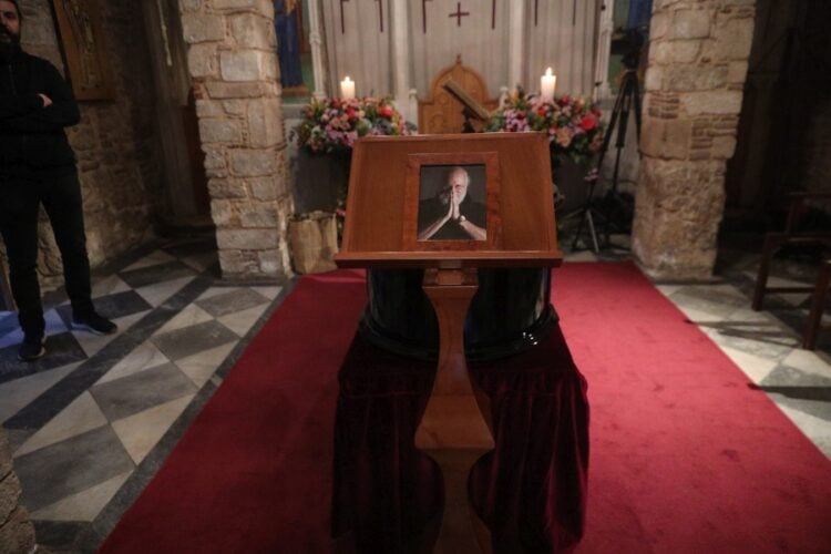 Άρχισε το λαϊκό προσκύνημα στο παρεκκλήσι της Μητρόπολης Αθηνών για τον Διονύση Σαββόπουλο (φωτ.: Γιάννης Παναγόπουλος / EUROKINISSI)