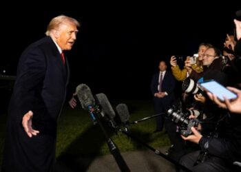 Ο Ντόναλντ Τραμπ ενώ ετοιμάζεται να φύγει από το South Lawn στον Λευκό Οίκο για την περιοδεία του στην Ασία (φωτ.: EPA/ Francis Chung / POOL)