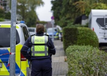 Αστυνομία έξω από το σπίτι της δημάρχου στην πόλη Χέρντεκε της Βόρειας Ρηνανίας - Βεστφαλίας Ίρις Στάλτσερ η οποία δέχθηκε επίθεση με μαχαίρι (φωτ.: EPA/Christopher Neundorf)