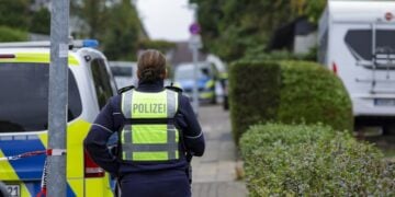 Αστυνομία έξω από το σπίτι της δημάρχου στην πόλη Χέρντεκε της Βόρειας Ρηνανίας - Βεστφαλίας Ίρις Στάλτσερ η οποία δέχθηκε επίθεση με μαχαίρι (φωτ.: EPA/Christopher Neundorf)