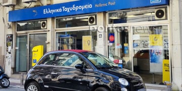 Τα ΕΛΤΑ Νεάπολης Αθηνών, στην Ιπποκράτους, μεταξύ αυτών που βάζουν λουκέτο (φωτ.: Χριστίνα Κωνσταντάκη)