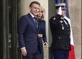 Ο Γάλλος πρόεδρος Εμανουέλ Μακρόν με τη σύζυγό του Μπριζίτ στα Ηλύσσια (φωτ.: 
EPA/TERESA SUAREZ)