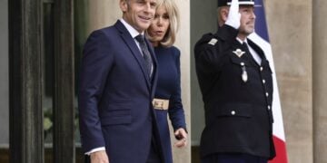 Ο Γάλλος πρόεδρος Εμανουέλ Μακρόν με τη σύζυγό του Μπριζίτ στα Ηλύσσια (φωτ.: 
EPA/TERESA SUAREZ)