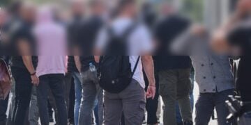 Οι συλληφθέντες για απάτες μέσω επιστροφών ΦΠΑ από εμπορικές συναλλαγές οδηγούνται στον εισαγγελέα, Τετάρτη 1 Οκτωβρίου 2025. (Φωτ.: Eurokinissi/Γιάννης Παναγόπουλος)