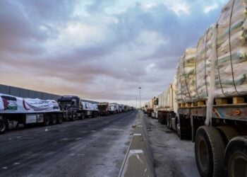 Φορτηγά με ανθρωπιστική βοήθεια βρίσκονται στο πέρασμα της Ράφα, ανάμεσα σε Αίγυπτο και Λωρίδα της Γάζας (φωτ.: EPA/STRINGER)