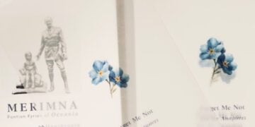 Αριστερά, το άγαλμα του Τζορτζ Τρελόαρ με τη μικρή Λεμόνα σε ένα γραφικό της Μέριμνας Ποντίων Κυριών Ωκεανίας (φωτ.: facebook/Merimna Pontion Kyrion of Oceania)
