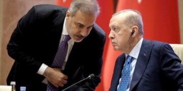 Χακάν Φιντάν και Ρετζέπ Ταγίπ Ερντογάν (φωτ. αρχείου: EPA/IGOR KOVALENKO)