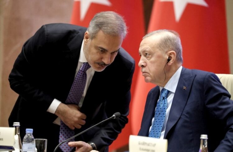 Χακάν Φιντάν και Ρετζέπ Ταγίπ Ερντογάν (φωτ. αρχείου: EPA/IGOR KOVALENKO)