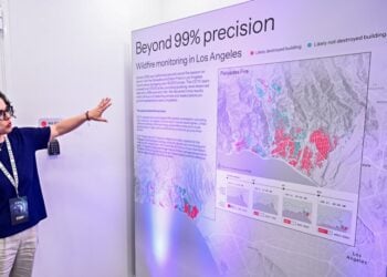 Πίνακας στην ICEYE με παράδειγμα δορυφορικών δεδομένων από πυρκαγιά στις ΗΠΑ (φωτ.: EUROKINISSI/Κώστας Τζούμας)