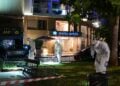 Αστυνομικοί της Σήμανσης ελέγχουν το σημείο όπου σημειώθηκε η έκρηξη για στοιχεία (φωτ.: EUROKINISSI/Τατιάνα Μπόλαρη)
