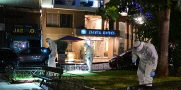 Αστυνομικοί της Σήμανσης ελέγχουν το σημείο όπου σημειώθηκε η έκρηξη για στοιχεία (φωτ.: EUROKINISSI/Τατιάνα Μπόλαρη)