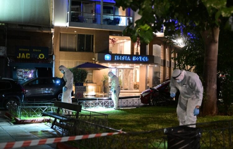 Αστυνομικοί της Σήμανσης ελέγχουν το σημείο όπου σημειώθηκε η έκρηξη για στοιχεία (φωτ.: EUROKINISSI/Τατιάνα Μπόλαρη)