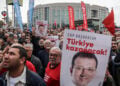 Διαδηλωτές με φωτογραφίες του Ιμάμογλου, κατά τη διάρκεια συγκέντρωσης που διοργάνωσε το CHP μπροστά από το δικαστικό μέγαρο της Κωνσταντινούπολης. Κυριακή 26 Οκτωβρίου 2025 (φωτ.: EPA / Erdem Sahin)
