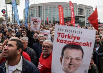 Διαδηλωτές με φωτογραφίες του Ιμάμογλου, κατά τη διάρκεια συγκέντρωσης που διοργάνωσε το CHP μπροστά από το δικαστικό μέγαρο της Κωνσταντινούπολης. Κυριακή 26 Οκτωβρίου 2025 (φωτ.: EPA / Erdem Sahin)