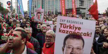Διαδηλωτές με φωτογραφίες του Ιμάμογλου, κατά τη διάρκεια συγκέντρωσης που διοργάνωσε το CHP μπροστά από το δικαστικό μέγαρο της Κωνσταντινούπολης. Κυριακή 26 Οκτωβρίου 2025 (φωτ.: EPA / Erdem Sahin)