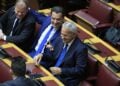 Εικόνα από την ψηφοφορία στην Ολομέλεια της Βουλής για την κυβερνητική τροπολογία που προβλέπει την απαγόρευση κατάληψης, αλλοίωσης ή πραγματοποίησης οποιασδήποτε δημόσιας συνάθροισης στο Μνημείο του Άγνωστου Στρατιώτη. Στη φωτογραφία διακρίνονται ο Κώστας Καραμανλής, ο Άδωνις Γεωργιάδης και ο Μάκης Βορίδης  (φωτ.: Γιώργος Κονταρίνης/EUROKINISSI)
