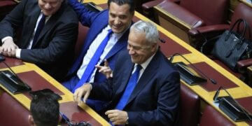 Εικόνα από την ψηφοφορία στην Ολομέλεια της Βουλής για την κυβερνητική τροπολογία που προβλέπει την απαγόρευση κατάληψης, αλλοίωσης ή πραγματοποίησης οποιασδήποτε δημόσιας συνάθροισης στο Μνημείο του Άγνωστου Στρατιώτη. Στη φωτογραφία διακρίνονται ο Κώστας Καραμανλής, ο Άδωνις Γεωργιάδης και ο Μάκης Βορίδης  (φωτ.: Γιώργος Κονταρίνης/EUROKINISSI)