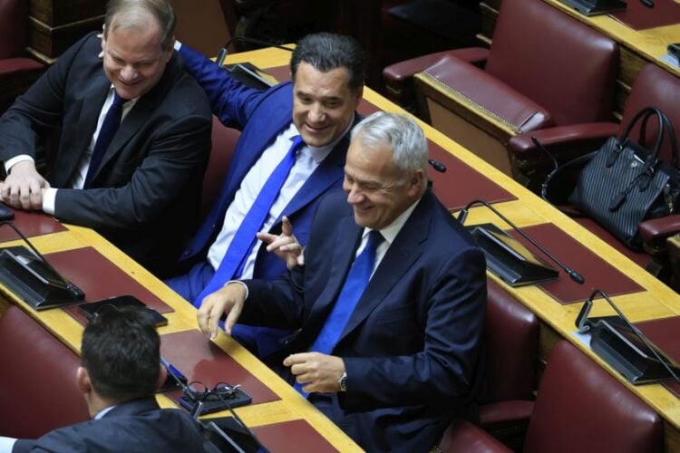 Εικόνα από την ψηφοφορία στην Ολομέλεια της Βουλής για την κυβερνητική τροπολογία που προβλέπει την απαγόρευση κατάληψης, αλλοίωσης ή πραγματοποίησης οποιασδήποτε δημόσιας συνάθροισης στο Μνημείο του Άγνωστου Στρατιώτη. Στη φωτογραφία διακρίνονται ο Κώστας Καραμανλής, ο Άδωνις Γεωργιάδης και ο Μάκης Βορίδης  (φωτ.: Γιώργος Κονταρίνης/EUROKINISSI)