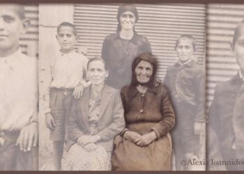 Η Μακρέσα με τις κόρες της Χαρίκλη (καθιστή) και Κάλλη, τον εγγονό της Λάμπη (αριστερά) γιο της Κάλλης και του ήρωα της Μάχης των Ευζώνων Αλέξη Γρηγοριάδη και τον εγγονό της Πέτρο γιο του Αλέξη Ιωαννίδη προέδρου της κοινότητας Ευζώνων. Η φωτογραφία βγήκε μετά την λήξη του Β’ Π.Π. και τα δύο αγόρια ήταν ήδη ορφανά από πατέρα (φωτ. Αρχείο: Αλεξίας Ιωαννίδου)