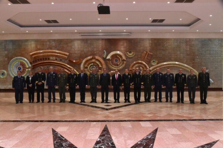 Πρέσβεις, ανώτατοι και ανώτεροι αξιωματικοί των Ενόπλων Δυνάμεων και άλλοι αξιωματούχοι Ελλάδας-Τουρκίας συναντήθηκαν για να συζητήσουν τα Μέτρα Οικοδόμησης Εμπιστοσύνης (φωτ.: ΑΠΕ-ΜΠΕ/ΥΠΕΘΑ/STR)