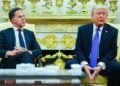 Δεξιά, ο αμερικανός πρόεδρος Ντόναλντ Τραμπ με τον γενικό γραμματέα του ΝΑΤΟ Μαρκ Ρούτε, στο Οβάλ Γραφείο του Λευκού Οίκου (φωτ.: EPA/Aaron Schwartz / POOL)
