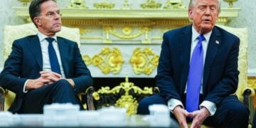 Δεξιά, ο αμερικανός πρόεδρος Ντόναλντ Τραμπ με τον γενικό γραμματέα του ΝΑΤΟ Μαρκ Ρούτε, στο Οβάλ Γραφείο του Λευκού Οίκου (φωτ.: EPA/Aaron Schwartz / POOL)