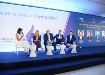 Μαίρη Παπακωνσταντίνου, δρ Νάνση Βέρρα, Αλέξανδρος Ντάβος, Γιώργος Πουλημάς, και Νίκος Φλίγκος στο πάνελ «Βέλτιστες πρακτικές στον κλάδο των τυχερών παιγνίων – Από τη θεωρία στην πράξη»