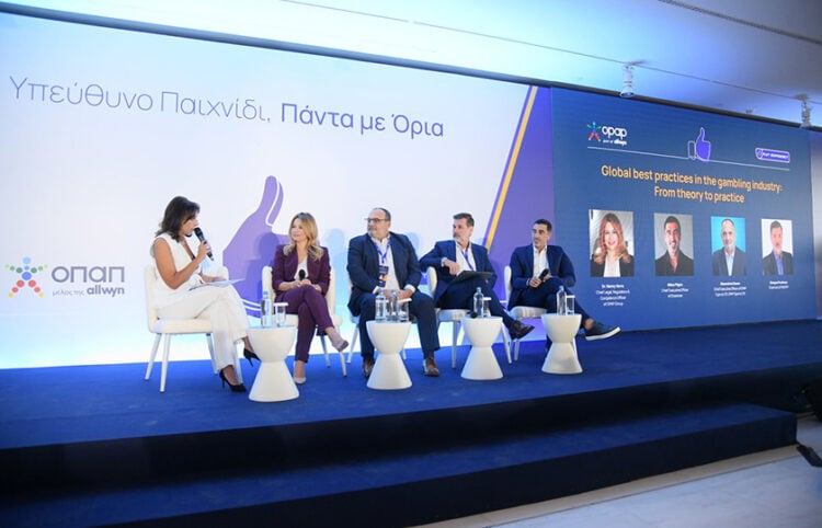 Μαίρη Παπακωνσταντίνου, δρ Νάνση Βέρρα, Αλέξανδρος Ντάβος, Γιώργος Πουλημάς, και Νίκος Φλίγκος στο πάνελ «Βέλτιστες πρακτικές στον κλάδο των τυχερών παιγνίων – Από τη θεωρία στην πράξη»