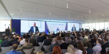 Κόσμος παρακολουθεί την ημερίδα για το Υπεύθυνο Παιχνίδι (φωτ.: opap.gr)