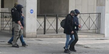 Συλληφθέντες για τις παράνομες επιδοτήσεις του ΟΠΕΚΕΠΕ οδηγούνται στην Ευρωπαϊκή Εισαγγελία (φωτ.: Τατιάνα Μπόλαρη/ EUROKINISSI)