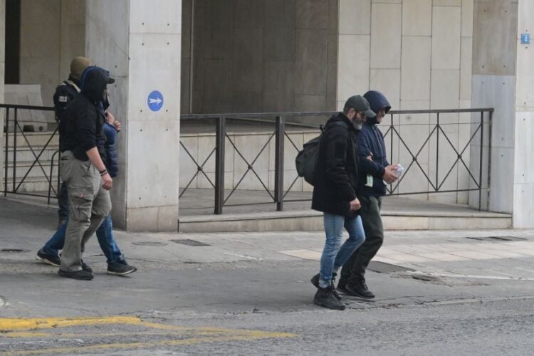 Συλληφθέντες για τις παράνομες επιδοτήσεις του ΟΠΕΚΕΠΕ οδηγούνται στην Ευρωπαϊκή Εισαγγελία (φωτ.: Τατιάνα Μπόλαρη/ EUROKINISSI)