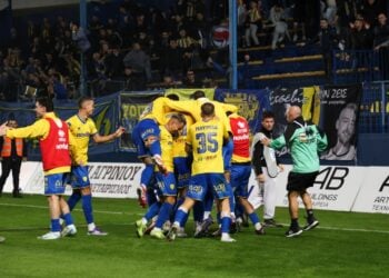 Φάση από πανηγυρισμούς στο παιχνίδι Παναιτωλικός-ΟΦΗ στο πλαίσιο της Super League (φωτ.:  Γιώργος Δερβίσης/ EUROKINISSI)