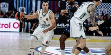Κώστας Σλούκας, Τζόρνταν Λόιντ και Χουάν Ερνανγκόμεθ
στο παιχνίδι Αναντολού Εφές - Παναθηναϊκός (φωτ.: Eurokinissi Sports/ EUROKINISSI)