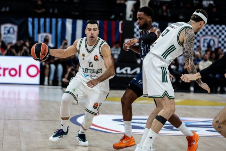 Κώστας Σλούκας, Τζόρνταν Λόιντ και Χουάν Ερνανγκόμεθ
στο παιχνίδι Αναντολού Εφές - Παναθηναϊκός (φωτ.: Eurokinissi Sports/ EUROKINISSI)