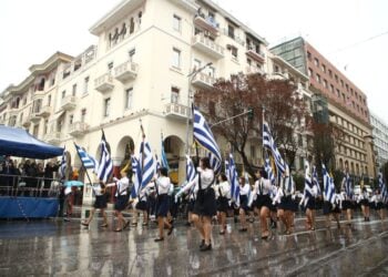 Αψηφώντας τη βροχή παρέλασαν, σήμερα, μαθήτριες και μαθητές στη Θεσσαλονίκη τιμώντας την εθνική επέτειο της 28ης Οκτωβρίου 1940  (φωτ.: Νάσος Σιμόπουλος/ EUROKINISSI)