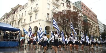 Αψηφώντας τη βροχή παρέλασαν, σήμερα, μαθήτριες και μαθητές στη Θεσσαλονίκη τιμώντας την εθνική επέτειο της 28ης Οκτωβρίου 1940  (φωτ.: Νάσος Σιμόπουλος/ EUROKINISSI)