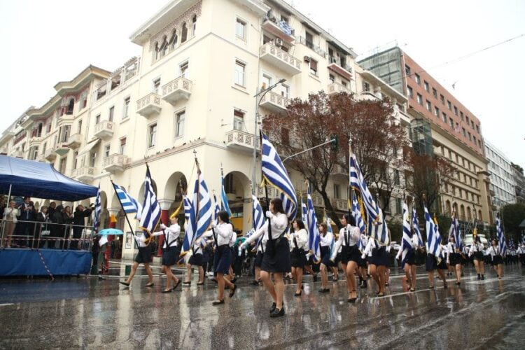 Αψηφώντας τη βροχή παρέλασαν, σήμερα, μαθήτριες και μαθητές στη Θεσσαλονίκη τιμώντας την εθνική επέτειο της 28ης Οκτωβρίου 1940  (φωτ.: Νάσος Σιμόπουλος/ EUROKINISSI)